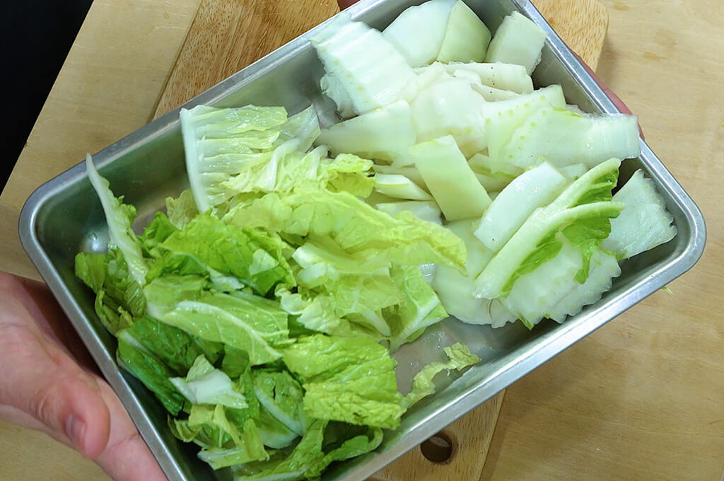 白菜は芯はそぎ切りに、葉は食べやすい大きさに切る