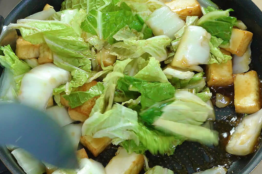 合わせ調味料を加えて炒める