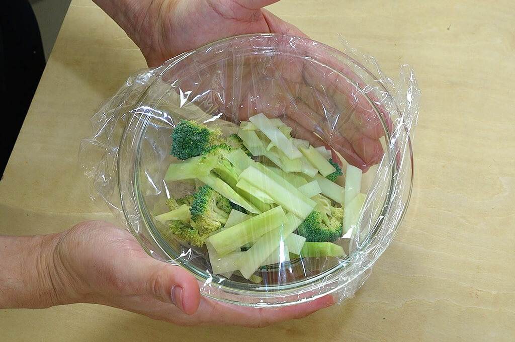 ブロッコリーはレンジで加熱する