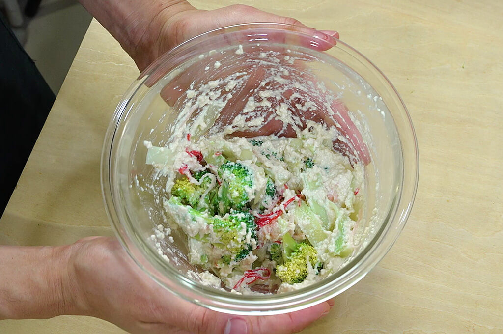 具材と調味料を混ぜる