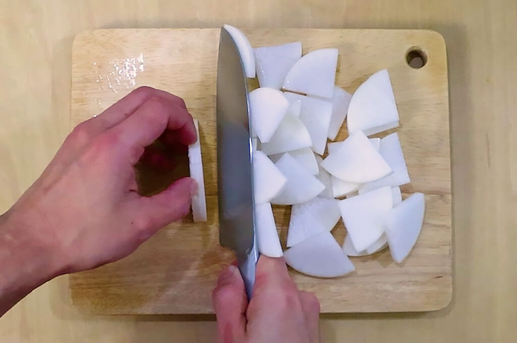 大根は5mm幅のいちょう切りにする