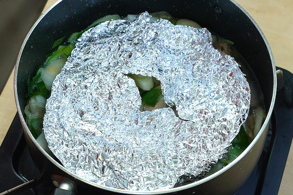 落としぶたをして煮る