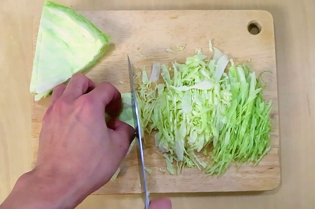 キャベツは千切りにする