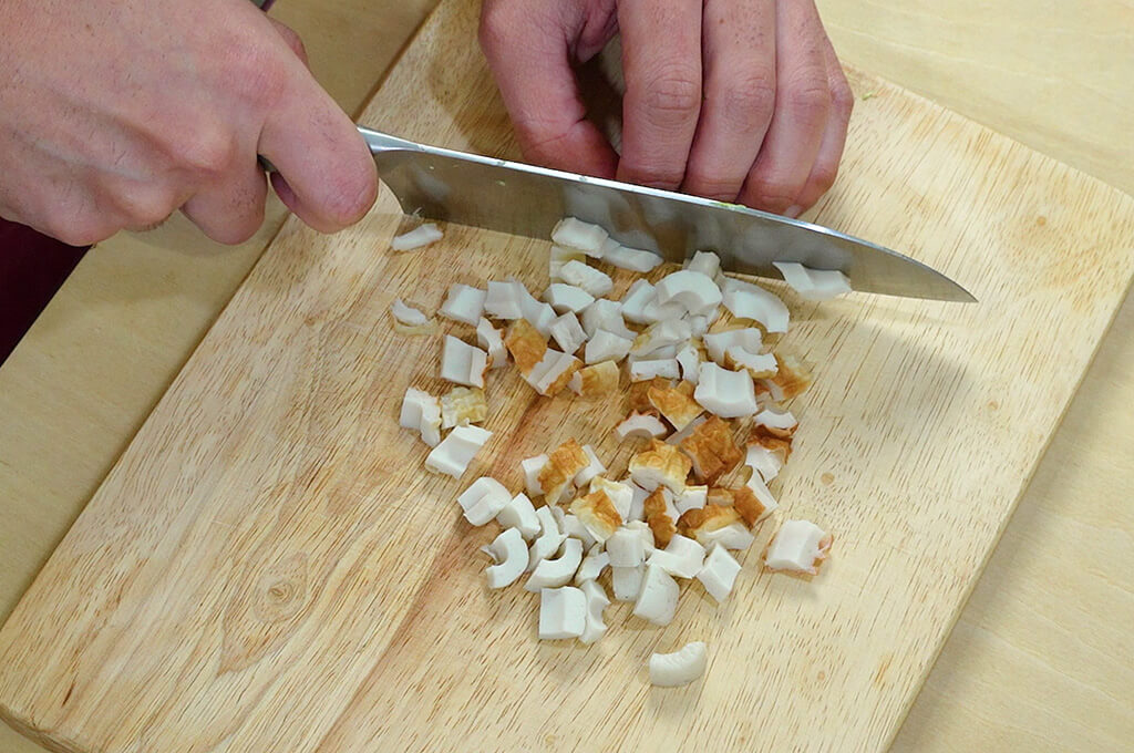 ちくわは粗めのみじん切りにする