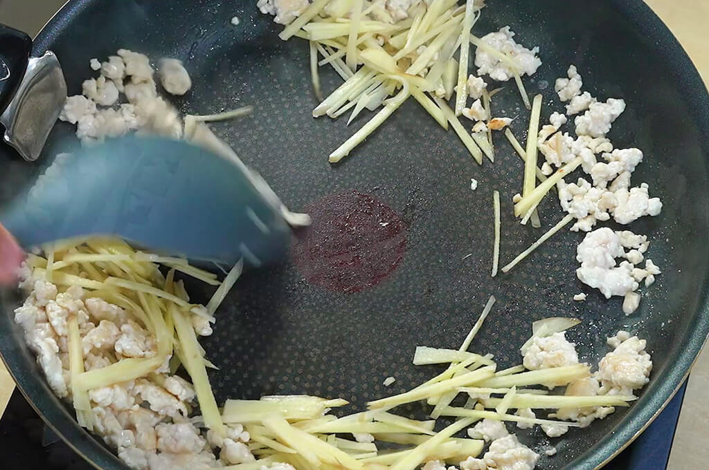 鶏むねひき肉としょうがを炒める