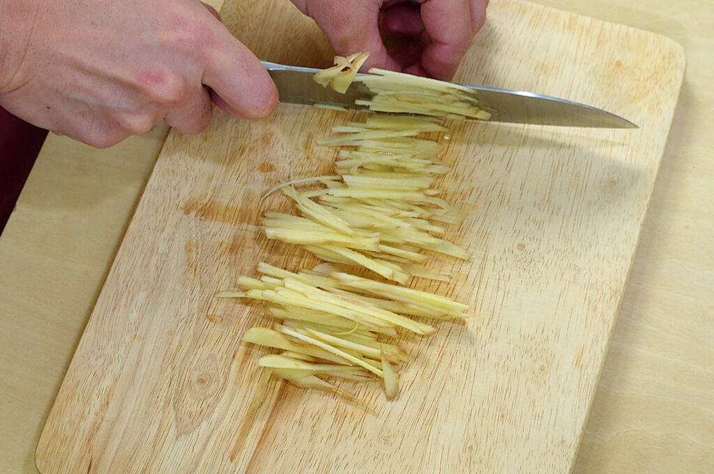 しょうがは皮付きのまま千切りにする