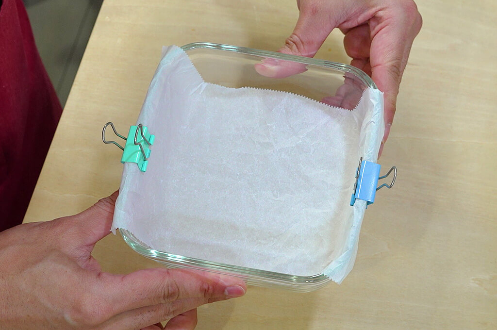 耐熱容器にクッキングシートを敷く