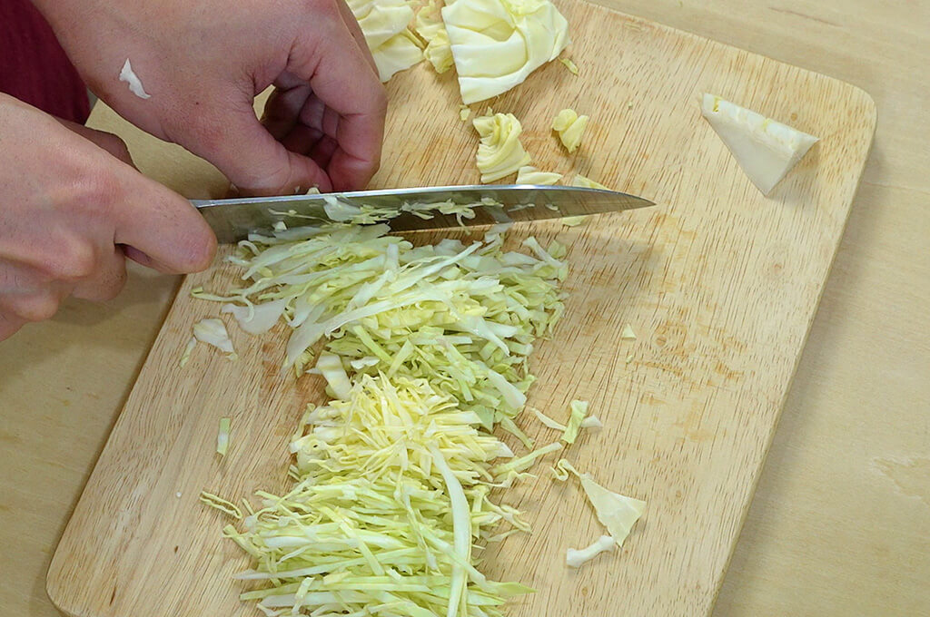 キャベツは千切りにする