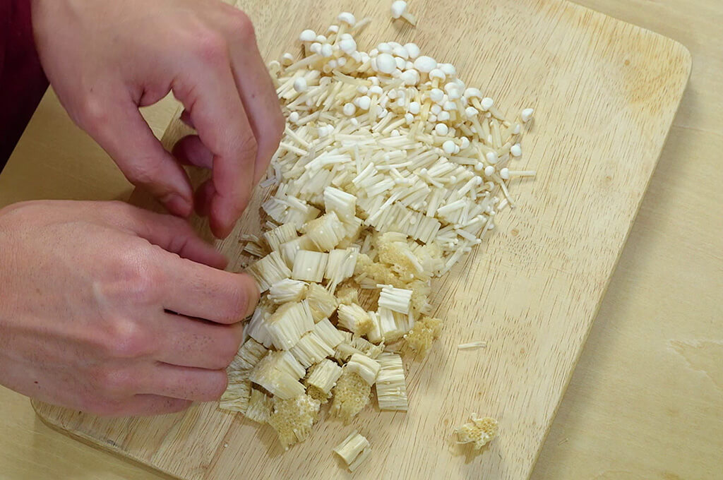 えのきは1cm幅に切る