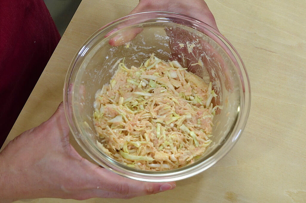 具材と調味料を混ぜる