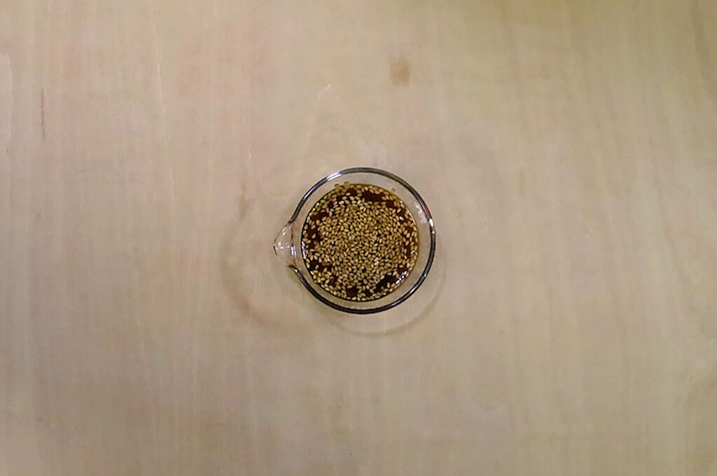 ボウルで調味料を混ぜる