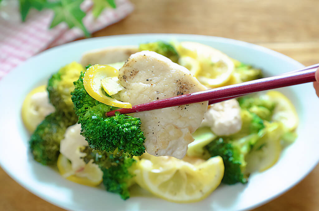 鶏肉とブロッコリーの塩レモン蒸し