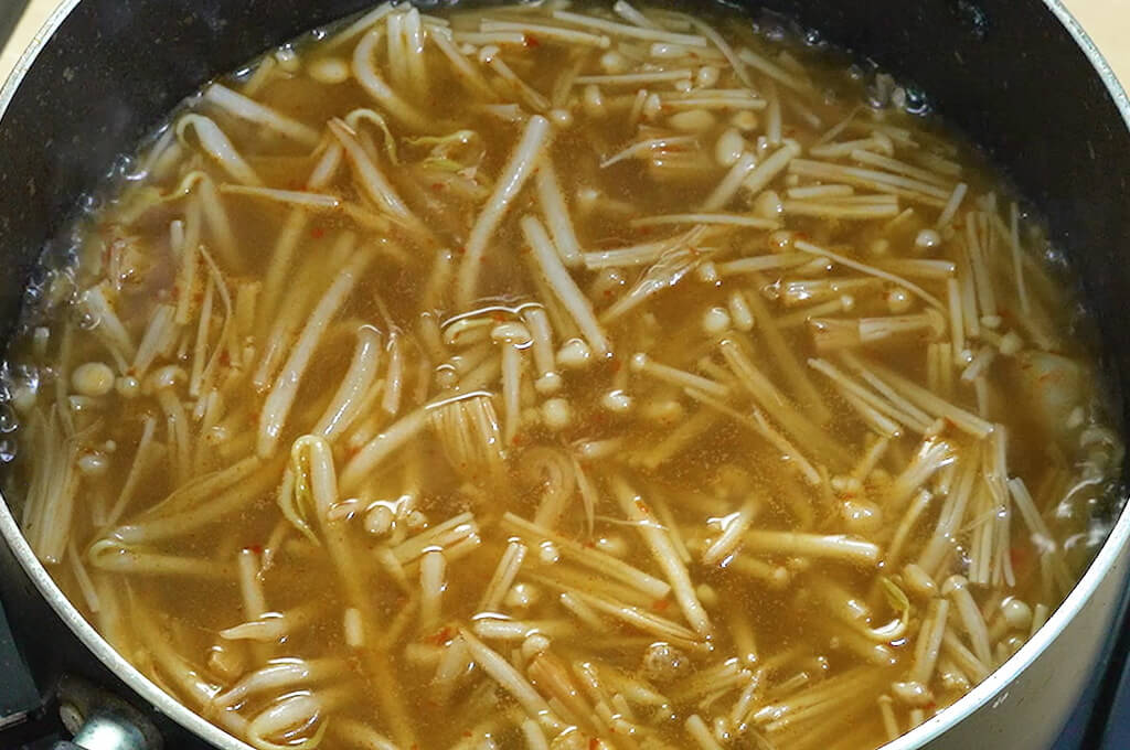 調味料を加えて煮る