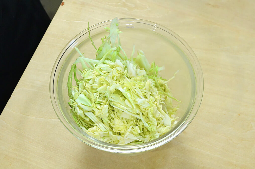 キャベツは千切りにする