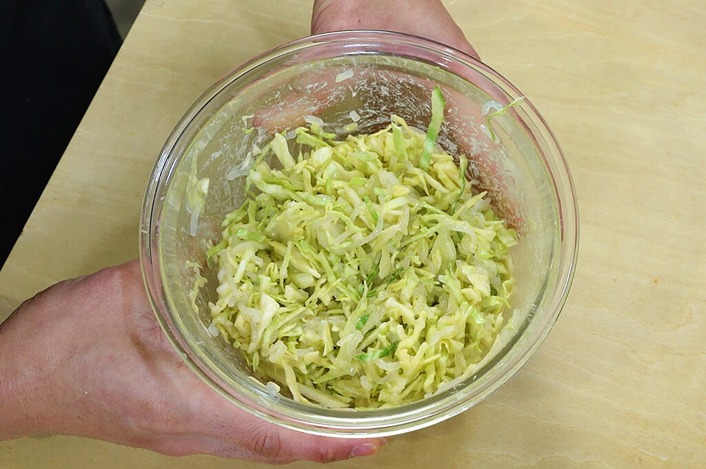 卵と調味料を加えて混ぜる