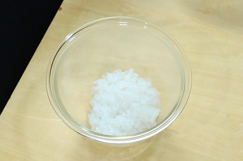 しらたきはキッチンばさみで刻む