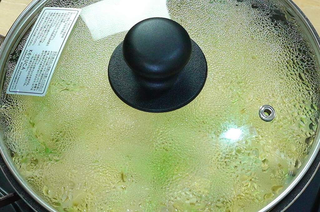 生地を蒸し焼きにする