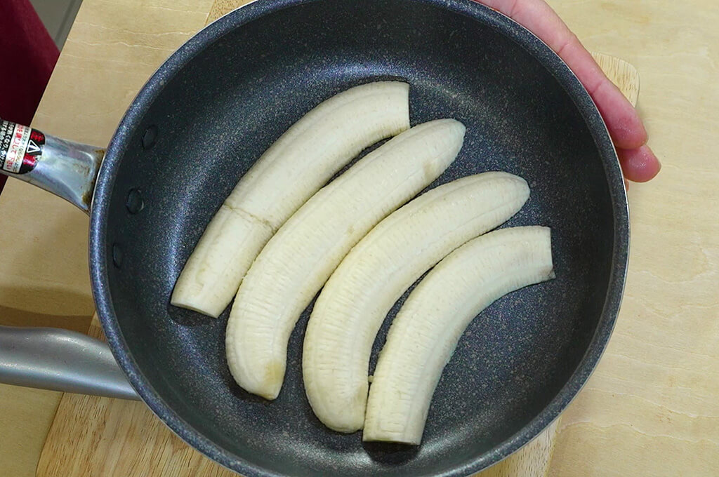 バナナは横半分に切り端を切り落とす