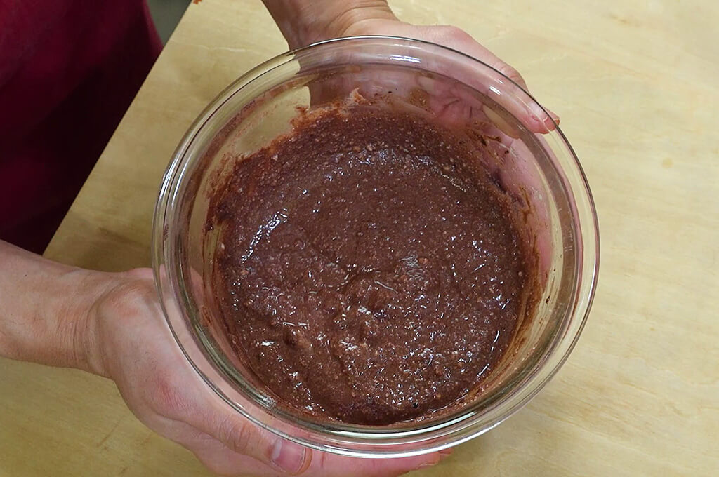 粉類を加えて混ぜる