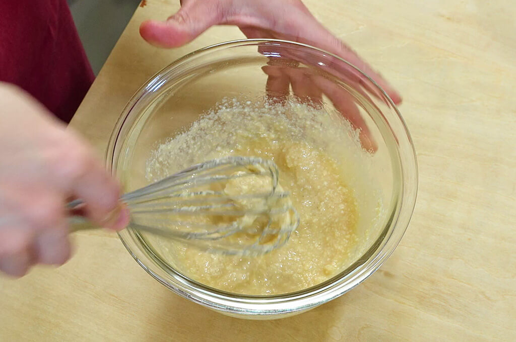 卵と絹ごし豆腐を混ぜる