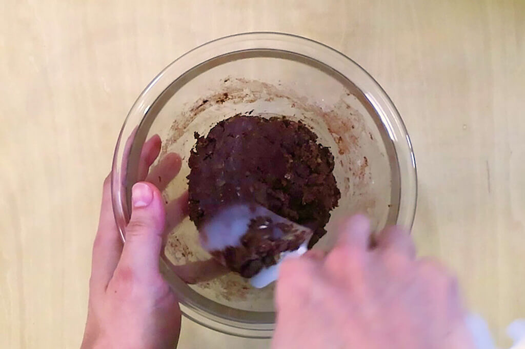 粉類を加えて混ぜる