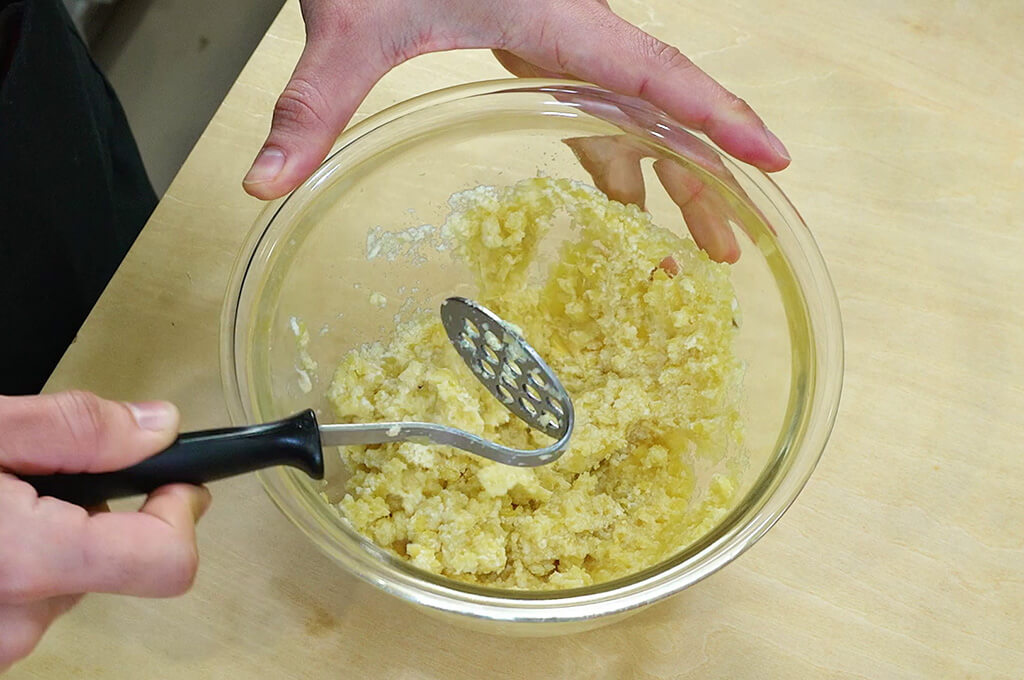 さつまいもと絹ごし豆腐、はちみつを潰し混ぜる