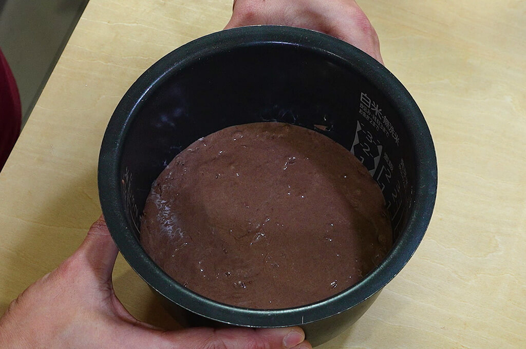 釜に生地を流し入れて焼く