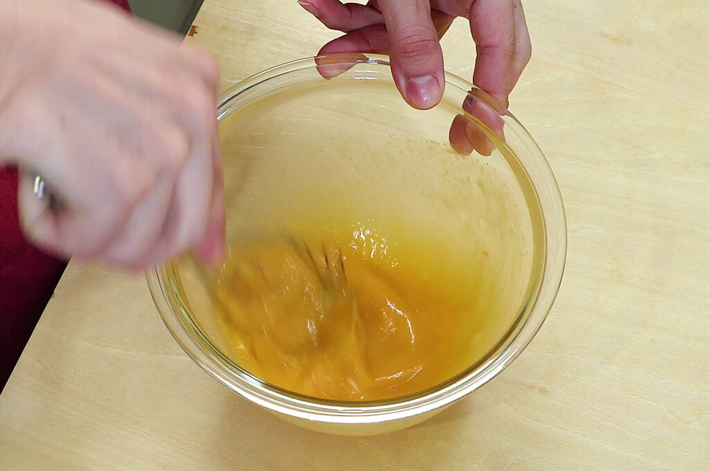 卵とラカントを混ぜる