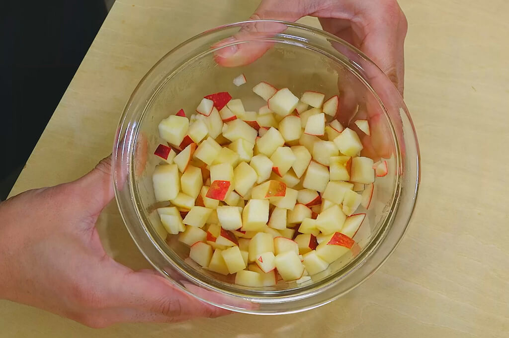 りんごはレモン汁をまぶして加熱し粗熱を取る