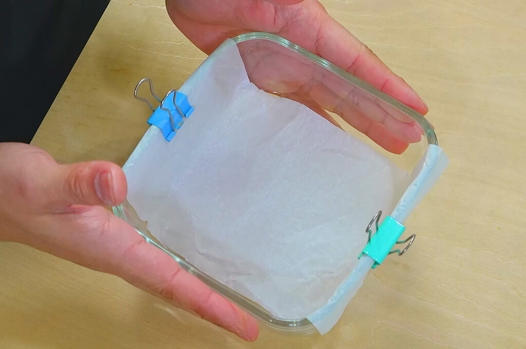 耐熱容器にクッキングシートを敷く
