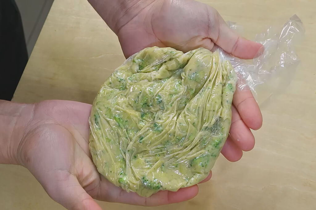 ポリ袋で揉んで生地を作る