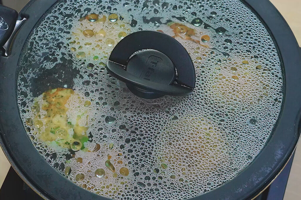 ひっくり返して蒸し焼きにする