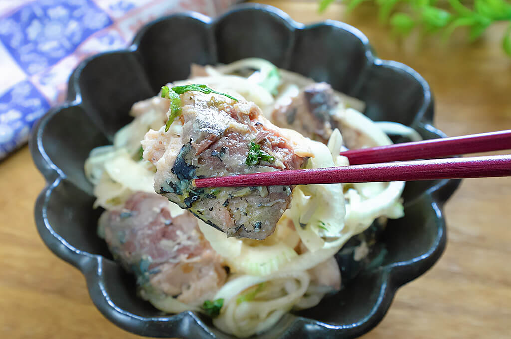 サバ缶と新玉ねぎの大葉漬け
