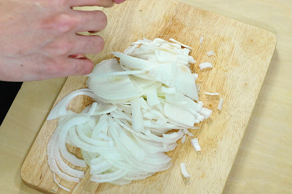 新玉ねぎは繊維を断つように薄切りにする