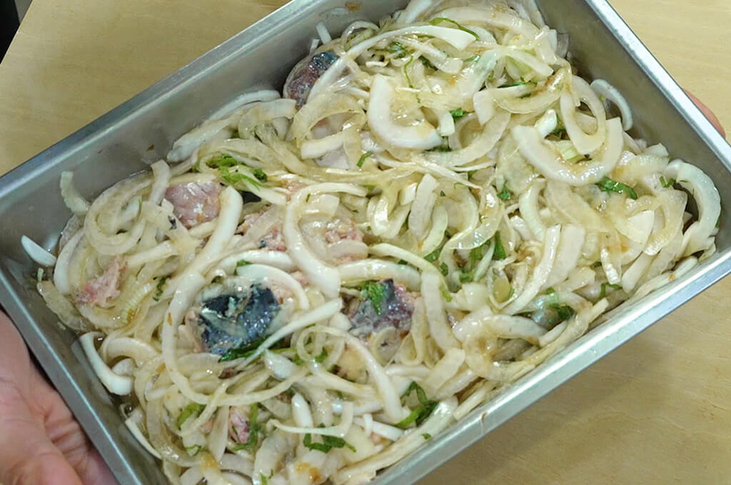 サバの身を加えて漬ける