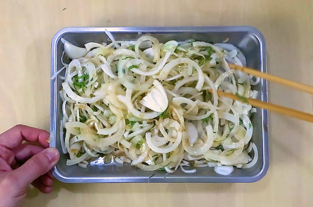 新玉ねぎと大葉、調味料を混ぜる