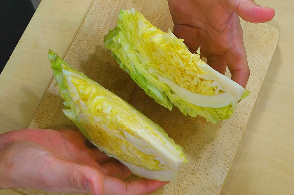 春キャベツは2等分のくし切りにする