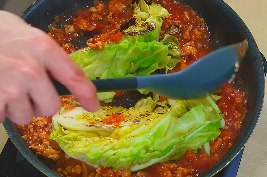 ソースを作って春キャベツと一緒に煮る