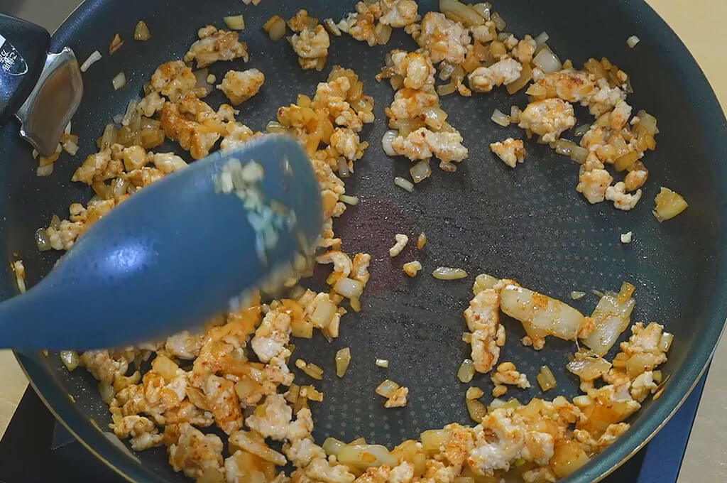 野菜と鶏むねひき肉を炒める