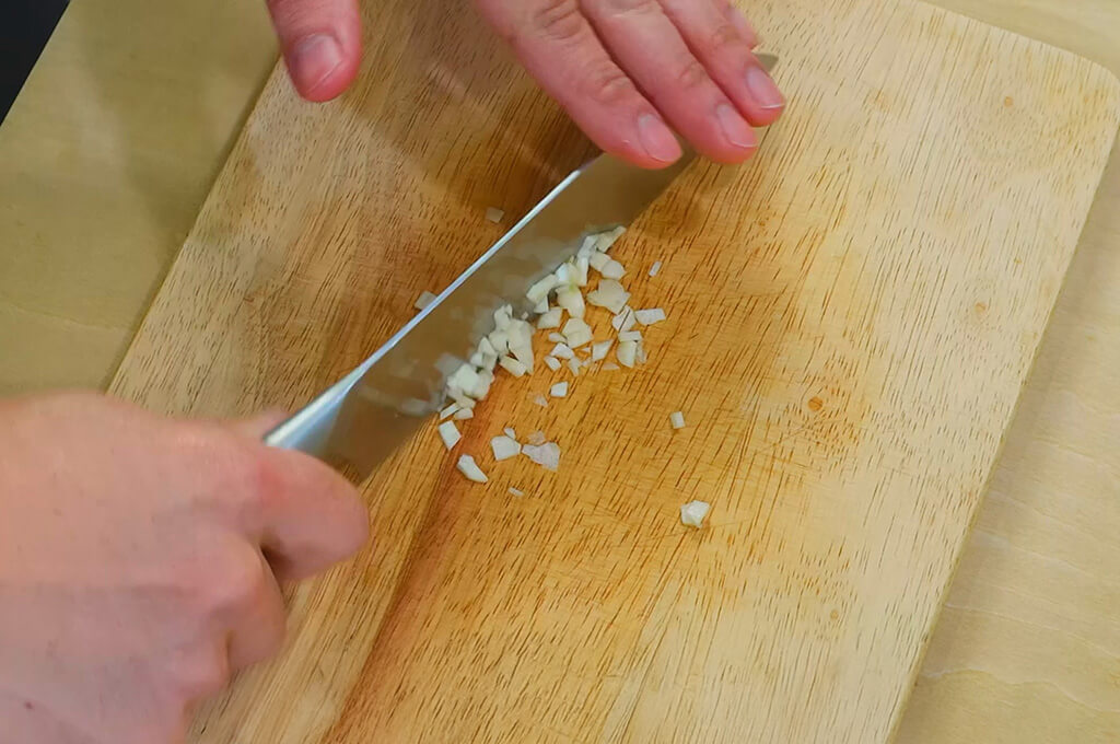 にんにくはみじん切りにする