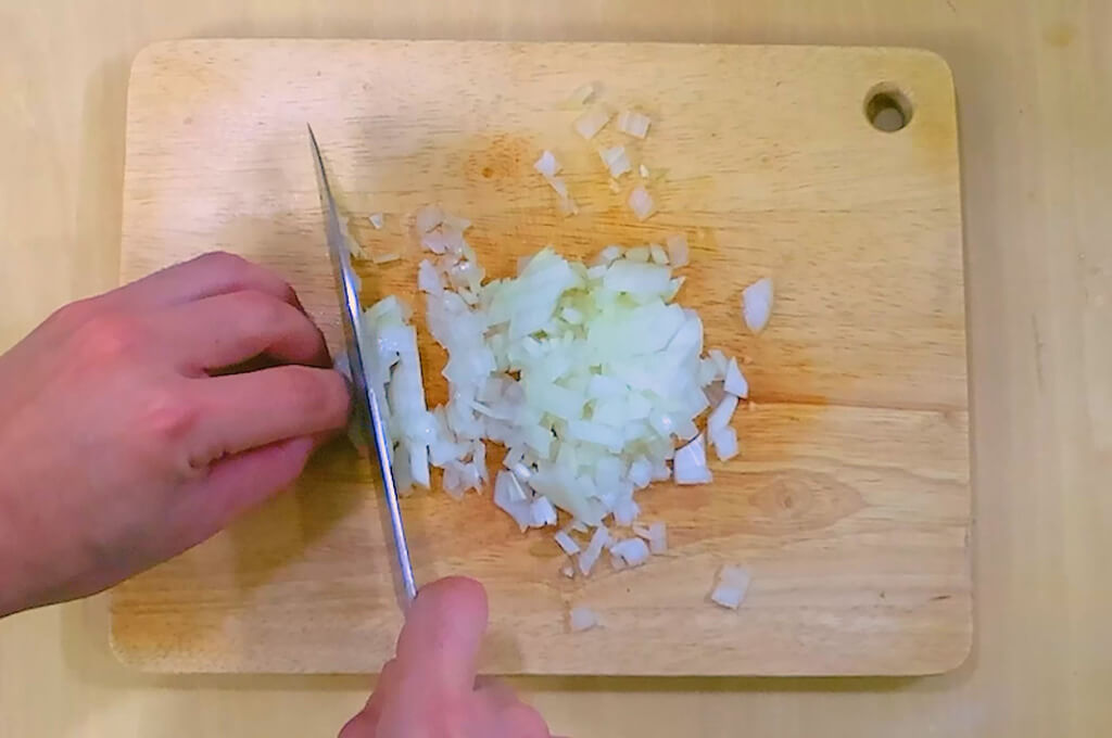 玉ねぎはみじん切りにする