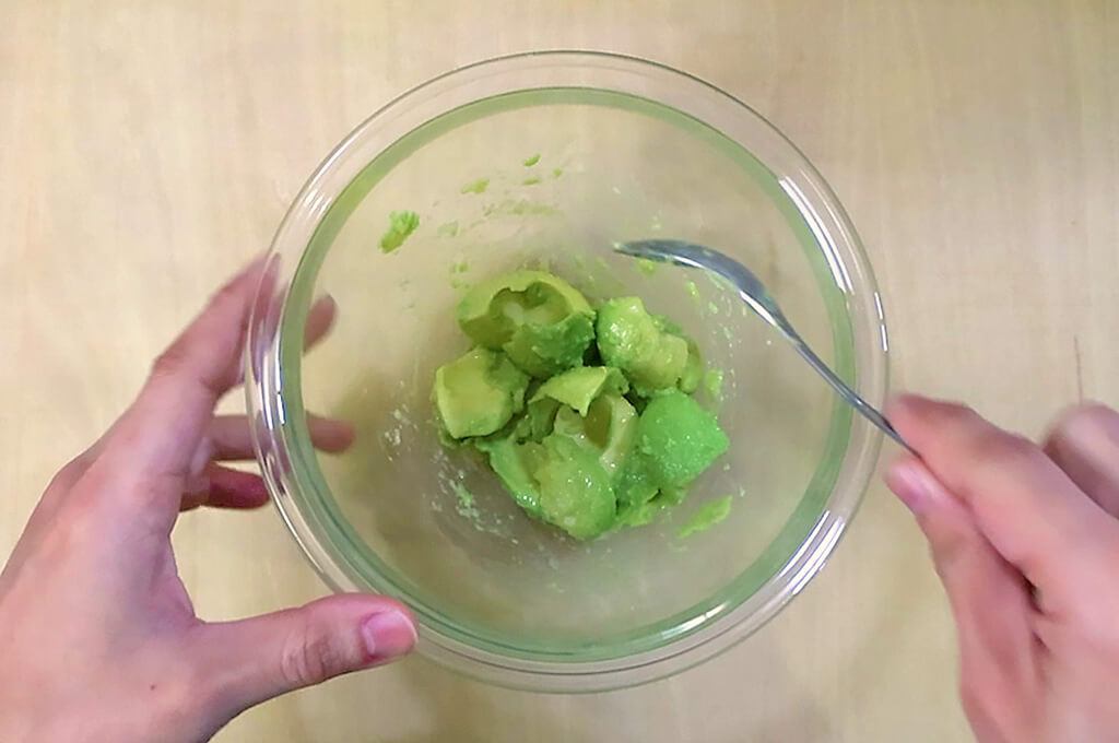 アボカドにお酢をまぶす