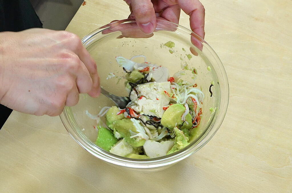 具材と調味料を和える