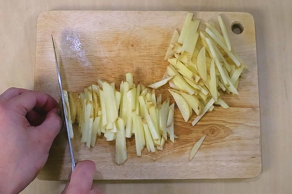 新じゃがは皮付きのまま千切りにする