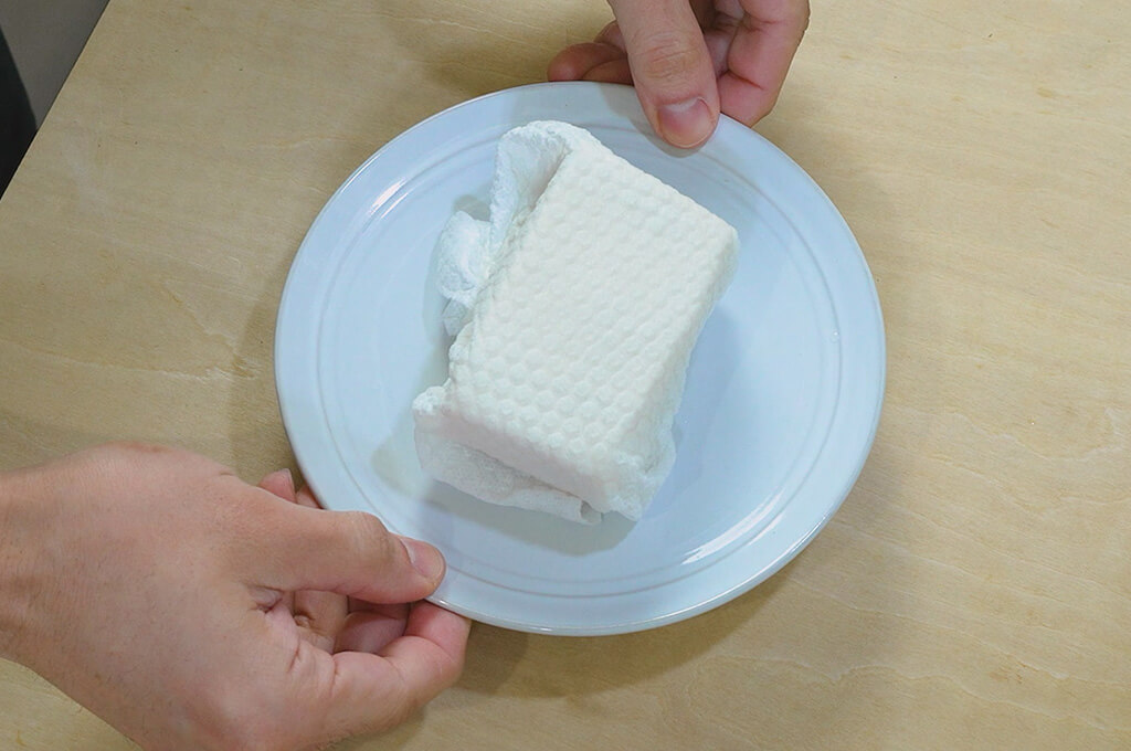 豆腐はレンジで水切りする