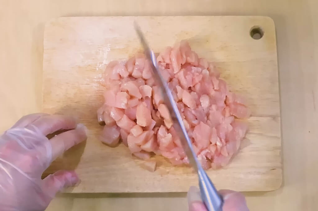 鶏むね肉は粗めのミンチ状にする