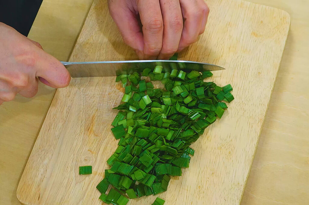 ニラは小口切りにする