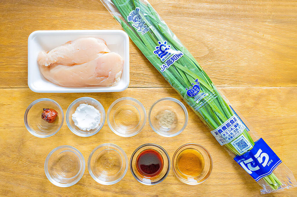 鶏むね肉と梅ニラのゴロゴロ焼きの材料