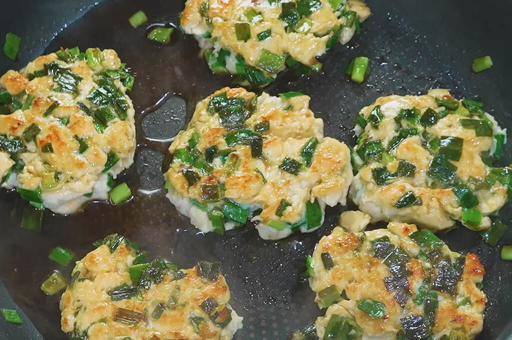 調味料を加えて煮絡める