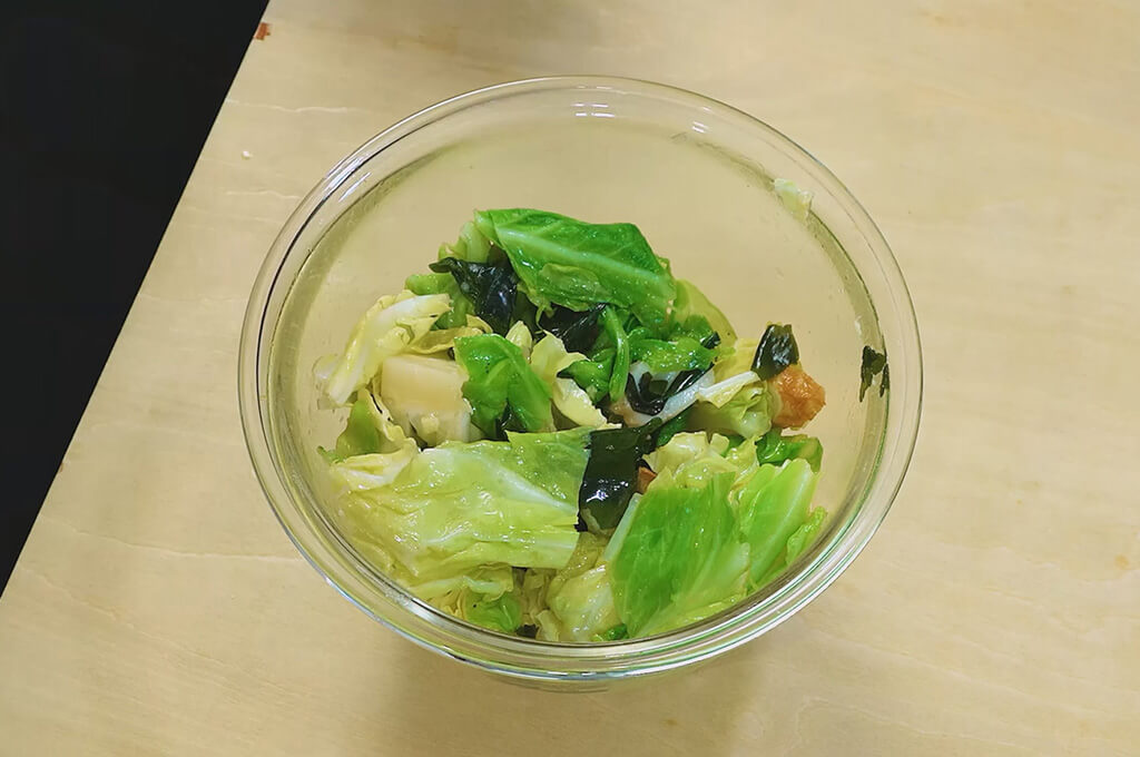 ちくわと調味料を加えて和える